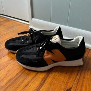 New Balance 327 Casual Shoes Youth 6.5 Or Women’s Size 8. EUC Worn Twice.